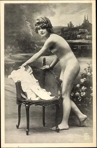 Foto Stehende nackte Frau mit Stuhl, Frauenakt, Busen