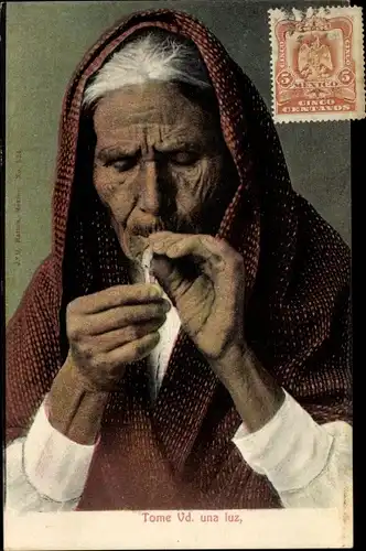 Ak Mexiko, Tome Vd. una luz, alte Frau raucht