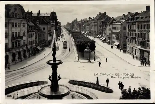 Ak La Chaux de Fonds Kanton Neuenburg, Fontaine monumentale et rue Léopold Robert, tramway