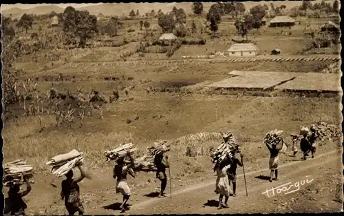 Ak Dschang Kamerun, Caravane de Porteurs allant au marché