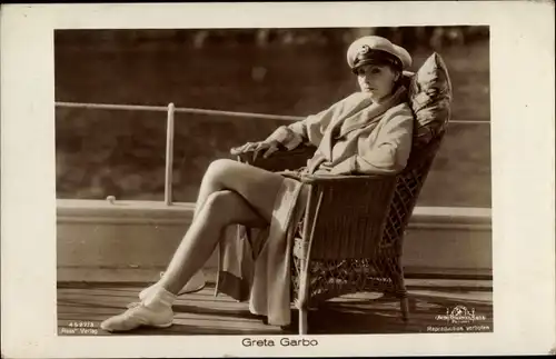 Ak Schauspielerin Greta Garbo, Portrait, Kapitänsmütze, Ross 4527/3