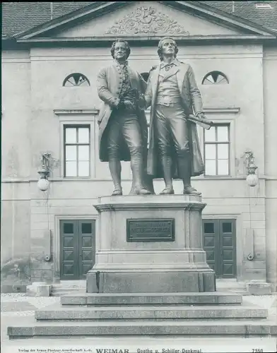 Foto Weimar in Thüringen, Schiller und Goethe Denkmal vor dem Theater