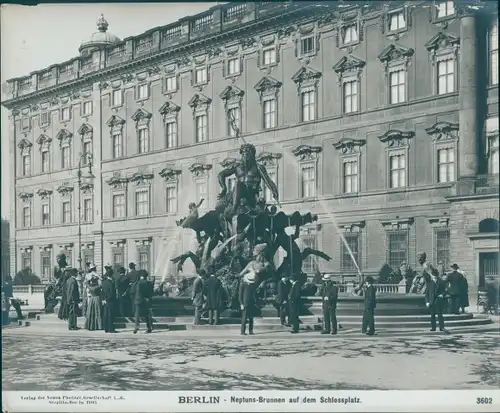 Foto Berlin Mitte, Neptunbrunnen auf dem Schlossplatz