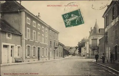 Ak Neufchâteau Lothringen Vosges, Rue Jules Ferry, Straßenansicht