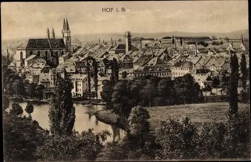 Ak Hof an der Saale Oberfranken Bayern, Blick über den Ort mit Kirche und Flussarm