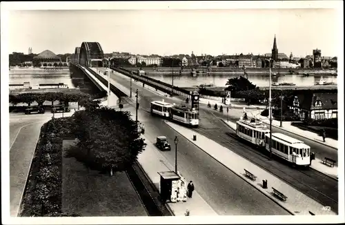 Ak Düsseldorf am Rhein, Rheinbrücke, Straßenbahnen