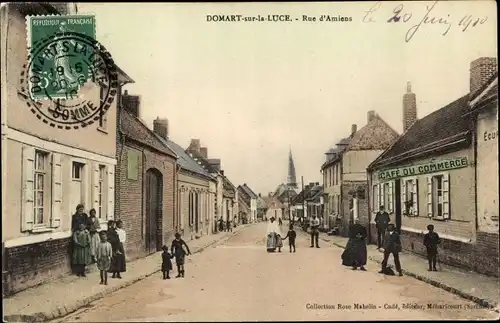 Ak Domart-sur-la-Luce Somme, Rue d'Amiens, Cafe du Commerce, Anwohner