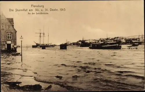 Ak Flensburg in Schleswig Holstein, Sturmflut 1913, An der Schiffbrücke