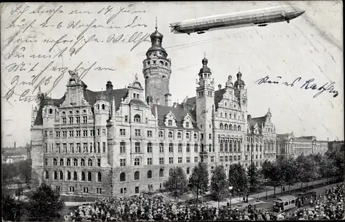Ak Leipzig, Zeppelin über dem Rathaus, Schaulustige