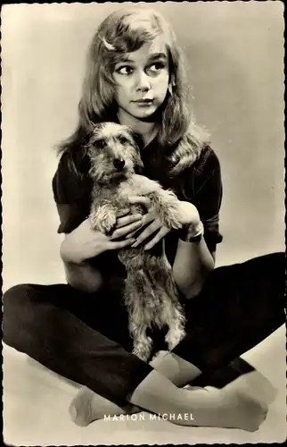 Ak Schauspielerin Marion Michael, Portrait mit Terrier