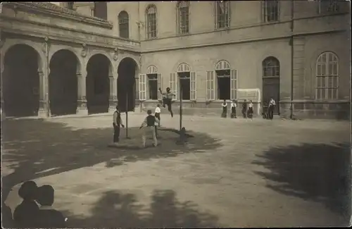 Foto Ak Frankreich, Jungen auf einem Schulhof, Hochsprung