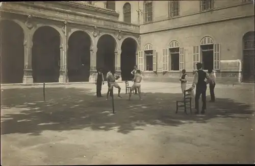 Foto Ak Frankreich, Jungen auf einem Schulhof, Boxkampf