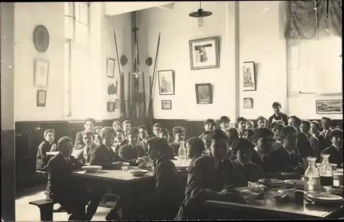 Foto Ak Soblé ? Frankreich, Schuljungen im Speisesaal