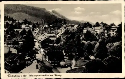 Ak Friedrichroda im Thüringer Wald, Wilhelmsplatz mit Blick zum Abtzberg