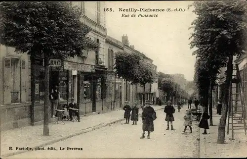 Ak Neuilly Plaisance Seine Saint Denis, Rue de Plaisance, Geschäft, Passanten