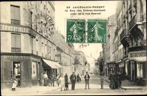 Ak Levallois Perret Hauts de Seine, Rue des Freres-Herbert pres de la rue Gravel, Passanten