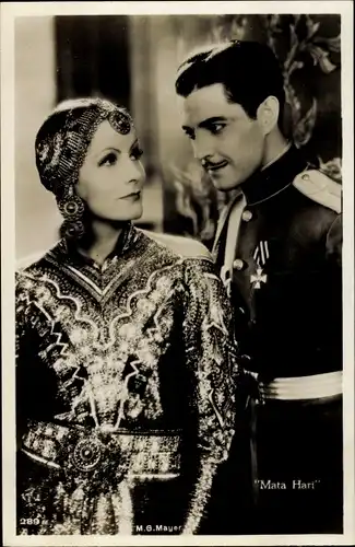 Ak Schauspieler Greta Garbo und Ramon Novarro, Portrait, Mata Hari, Filmszene