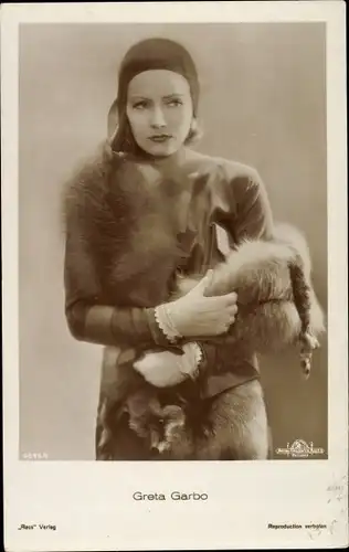 Ak Schauspielerin Greta Garbo, Portrait, Fuchsstola