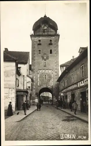 Ak Leoben Steiermark, Straßenpartie mit Tor, Stadtturm