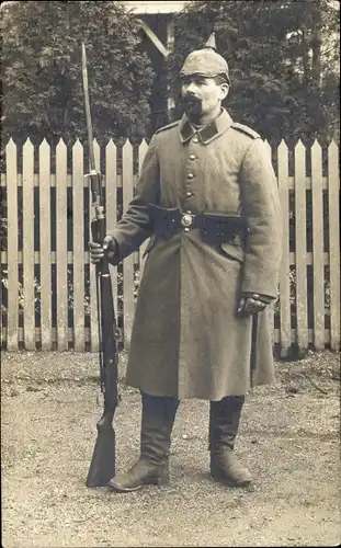 Foto Ak Deutscher Soldat in Uniform, Mantel, Pickelhaube, Bajonett