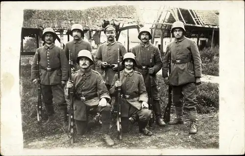 Foto Ak Deutsche Soldaten in Uniform, Gewehre, I. WK 1917