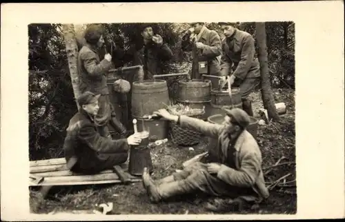 Foto Ak Schnapsbrennerei im Wald, Männer, Fässer