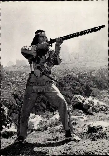 Ak Schauspieler Pierre Brice, Gewehr, Filmszene