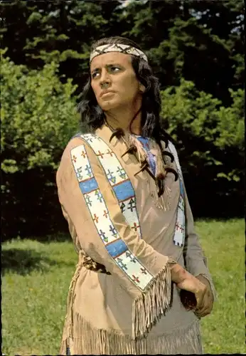 Ak Schauspieler Pierre Brice, Portrait als Winnetou, Indianer