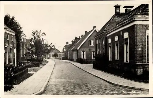 Ak Sauwerd Groningen Niederlande, Straßenpartie im Ort, Schoolstraat