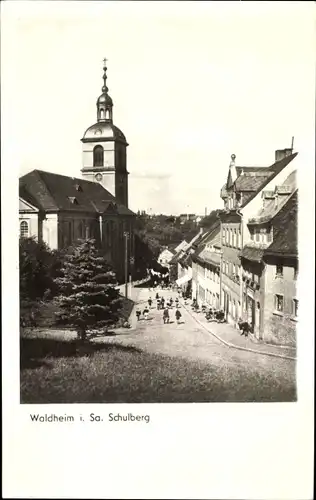 Ak Waldheim in Sachsen, Schulberg, Straßenpartie, Kirche