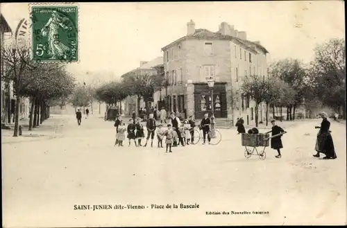 Ak Saint Junien Haute Vienne, Place de la Bascale, Passanten