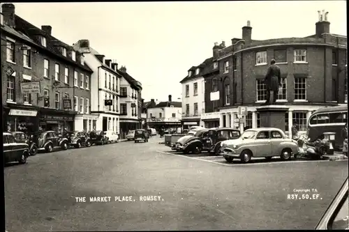 Ak Romsey Hampshire England, Marktplatz, Denkmal, Autos