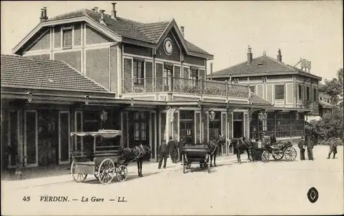 Ak Verdun Lothringen Meuse, La Gare, Bahnhof, Kutschen