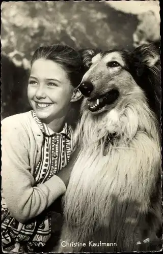 Ak Schauspielerin Christine Kaufmann, Portrait mit Colli, Wenn die Alpenrosen blühn