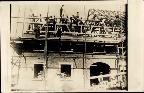 Foto Ak Baustelle, Gerüst, Haus, Bauarbeiter