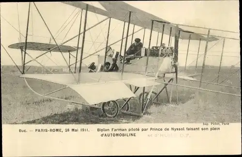 Ak Flugzeug, Biplan Farman pilote par Prince de Nyssol faisant son plein d'Automobile