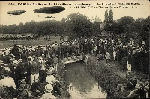 Ak Paris XVI., Revue du 14 Juillet a Longchamps, Dirigeables Ville de Nancy et Republique