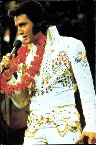 Ak Sänger und Schauspieler Elvis Presley beim Singen, Blumen