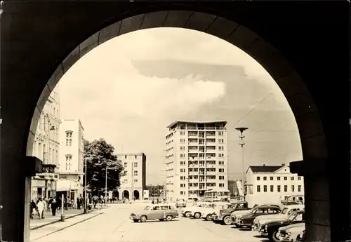 Ak Rostock, Hochhaus am Ernst-Thälmann-Platz, Parkplatz