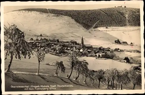 Ak Oberwiesenthal im Erzgebirge Sachsen, Panorama, Höchste Stadt Deutschlands, Fichtelberg, Winter