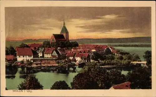 Ak Mölln in Schleswig Holstein, Panorama vom Ort, Uferpartie m. Brücke, Kirche, Dämmerung