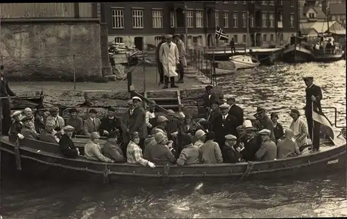 Foto Ak Hamburg Altona, Menschen auf einem Boot am Anleger