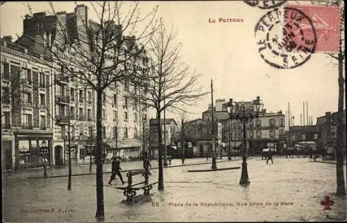 Ak Perreux Val de Marne, Place de la Republique, La Gare