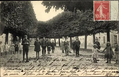 Ak Le Pin Seine et Marne, Place des Fetes