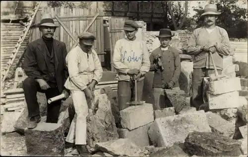 Foto Ak Steinmetze bei der Arbeit, Gruppenbild, Lehrlinge