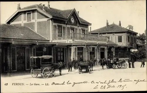 Ak Verdun Lothringen Meuse, La Gare, Bahnhof, Kutschen