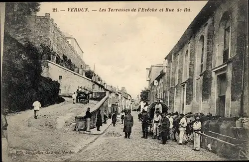 Ak Verdun Meuse, Les Terrasses de l'Eveche et Rue de Ru
