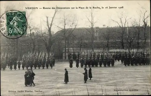 Ak Verdun Meuse, Remise des Decorations sur la Place de la Roche, le 16 Janvier 1908