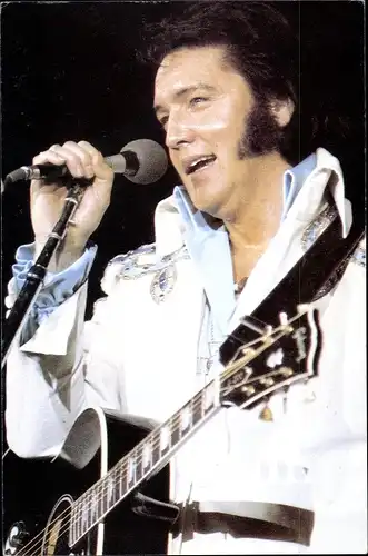 Ak Sänger und Schauspieler Elvis Presley, Portrait, Gitarre