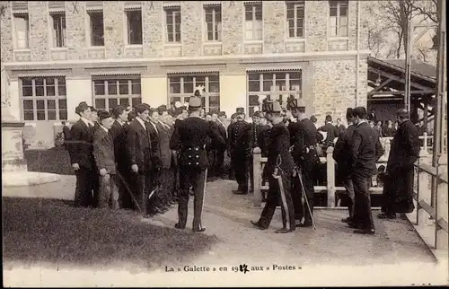 Ak La Galette en 1917 aux Postes, Soldaten und Polizisten in Uniformen